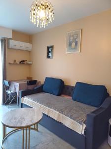 Elegant F1 proche tramway et plage