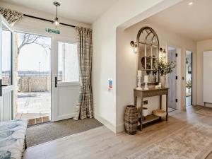 6 Bed in Broxburn oc-94359