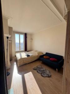 Sunny Apartment with Seine View