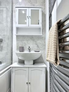 4 Bedroom House - Sleeps 7 - Private Drive