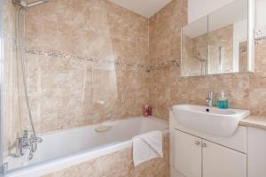 2 BED 2 BATH with PARKING NEAR PINEWOOD, WEXHAM HOSPITAL - By Tempstay