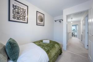 3 BR House, Driveway Parking, Modern Comfort