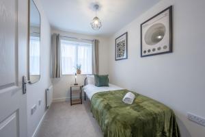 3 BR House, Driveway Parking, Modern Comfort