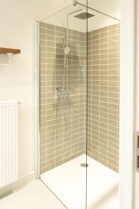 Modern 2-Bedroom Apartment with Balcony