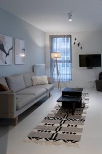 Modern 2-Bedroom Apartment with Balcony