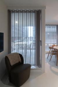 Modern 2-Bedroom Apartment with Balcony