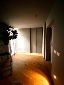 Elegant parquet in the Center Metro & Highway