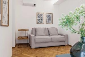 Elegant parquet in the Center Metro & Highway