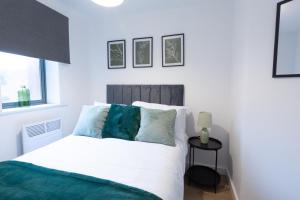 Spacious City Centre Apartment with Balcony