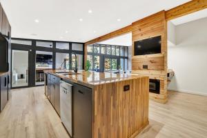 Luxury Home Retreat 6 BR, Chefs Kitchen and Theater