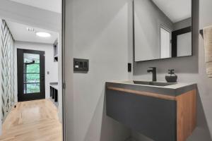 Luxury Home Retreat 6 BR, Chefs Kitchen and Theater