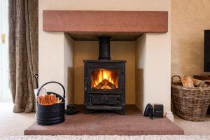 Blacksmiths Cottage a traditional cottage with garden and wood burning stove in Pooley Bridge, Ullwater