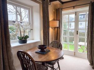 Blacksmiths Cottage a traditional cottage with garden and wood burning stove in Pooley Bridge, Ullwater