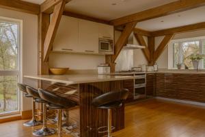 Lakeside Cotswolds Retreat with Private Hot Tubon Lower Mill Estate