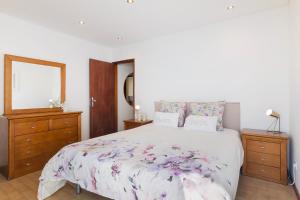 Moradia do Sal, walking to the beach and Old Town