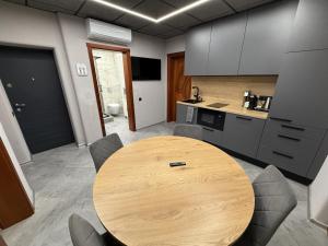 BRIVIBAS RESIDENCE - WEST EAST, free PRIVAT parking, free WIFI, self check-in