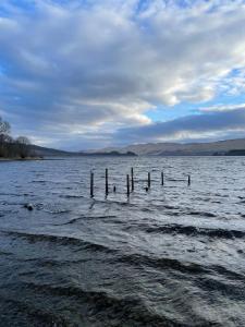 Belle 2 bedroom log cabin with hot tub, forest and loch
