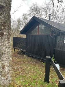 Belle 2 bedroom log cabin with hot tub, forest and loch
