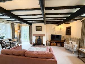 Blacksmiths Cottage a traditional cottage with garden and wood burning stove in Pooley Bridge, Ullwater
