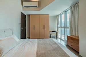 Golden Japandi 2BR Uptown Parksuits BGC with Dryer