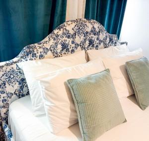 Orpheus House Beachfront 2BR Apartment with Balcony & Sea View Walk to Old Town