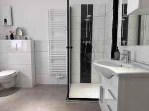 Große Wohnung - 5 Betten - Balkon - 2 Bäder - Parkplatz