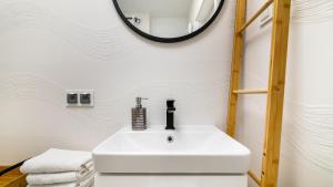 Stegna Park 29C - słoneczny apartament z dwiema sypialniami i dużym, narożnym balkonem