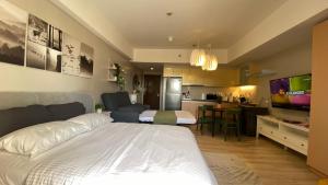 Stunning 1BR with Balcony Facing Grand Canal View