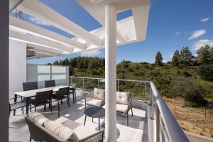 Bright Modern Apartment with Stunning Natural Views