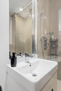 Elegant 1BR Near Buckingham & Victoria Station