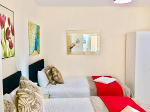 Ensuite Apartment with small Kitchenette, Private Bathroom and Parking