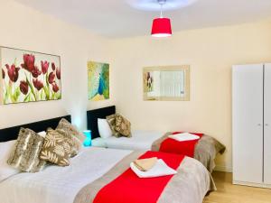 Ensuite Apartment with small Kitchenette, Private Bathroom and Parking