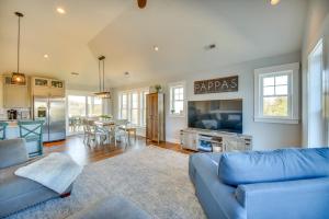 Luxe Family Home with Seasonal Pool in Duck!