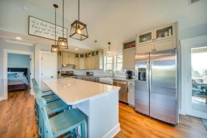 Luxe Family Home with Seasonal Pool in Duck!