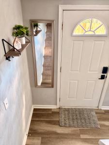 Cozy 2 Bdrm Cottage King bed