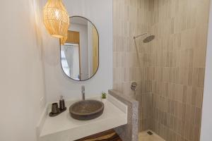 Enuk Jacó Tropical Modern Escape