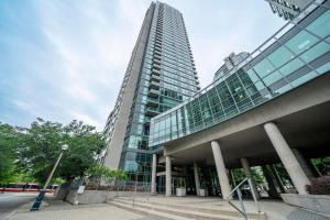 Downtown 2BR plus Den Condo with Lake Views and Parking