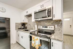 Rays Getaway: 2 Mi to Madeira Beach, Pool Access