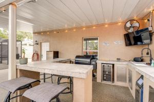 Rays Getaway: 2 Mi to Madeira Beach, Pool Access