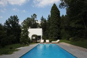 Villa Čisovice - Functionalist Retreat near Prague