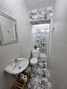 Gaia Calm & Comfort Stay with Patio & Fireplace