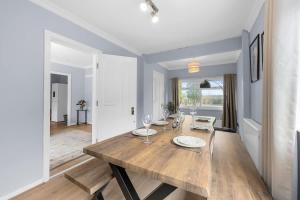 4 Bed Hale Barns Home Free Parking