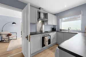 4 Bed Hale Barns Home Free Parking