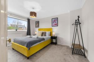 4 Bed Hale Barns Home Free Parking