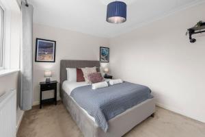 4 Bed Hale Barns Home Free Parking