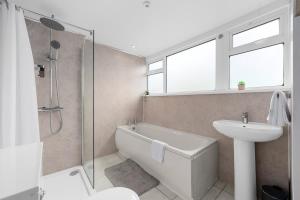 4 Bed Hale Barns Home Free Parking