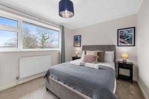 4 Bed Hale Barns Home Free Parking
