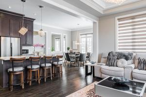 Big House near China Town, QEW, Airport, Mississauga South