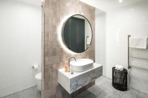 Bright Apartment in Embassy Gardens