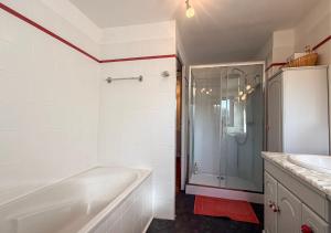 Maison 4 ch avec cheminée, billard et jardin